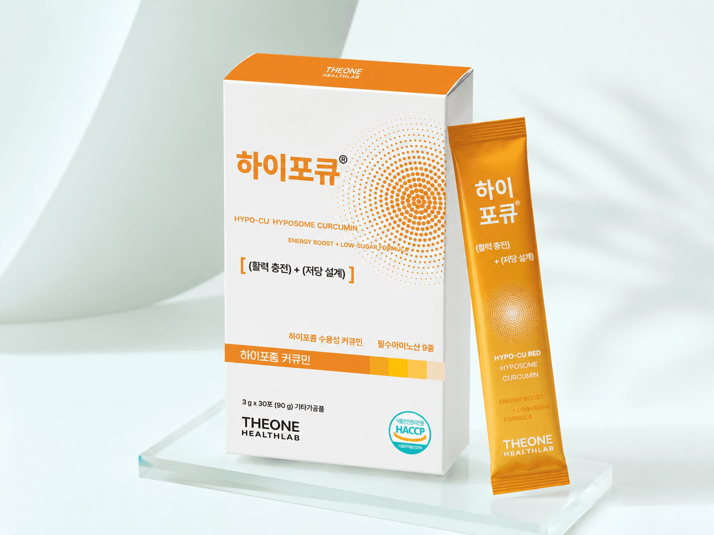 유리 받침 위에 놓인 더원 하이큐 박스와 스틱 제품 사진